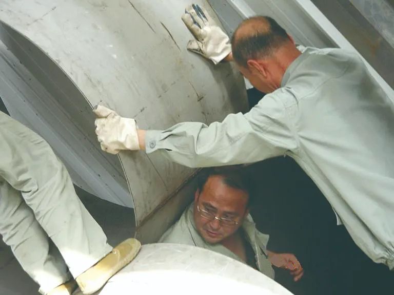 科研团队在扬州搭建设备